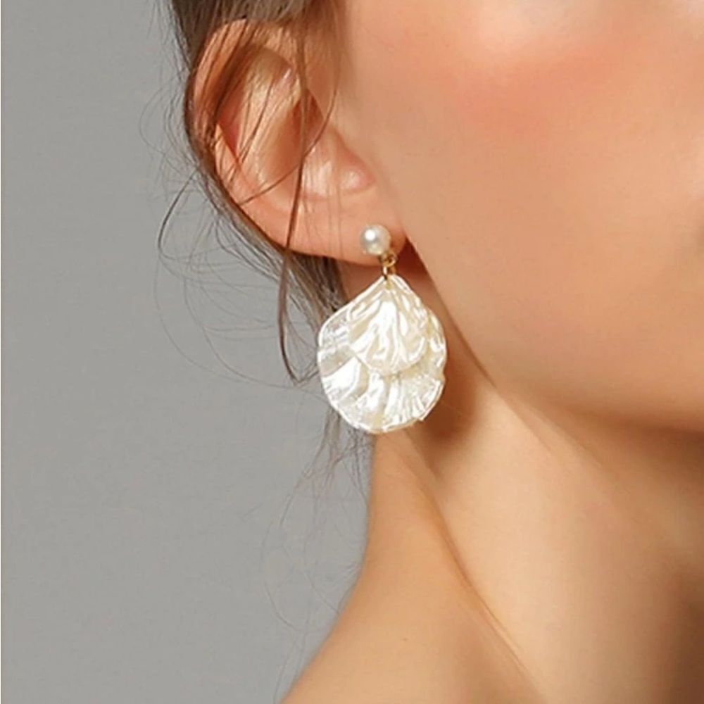 White pearl drop earrings M499